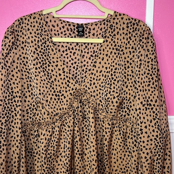 Leopard Print V-Neck Blouse - Picture 2 of 6